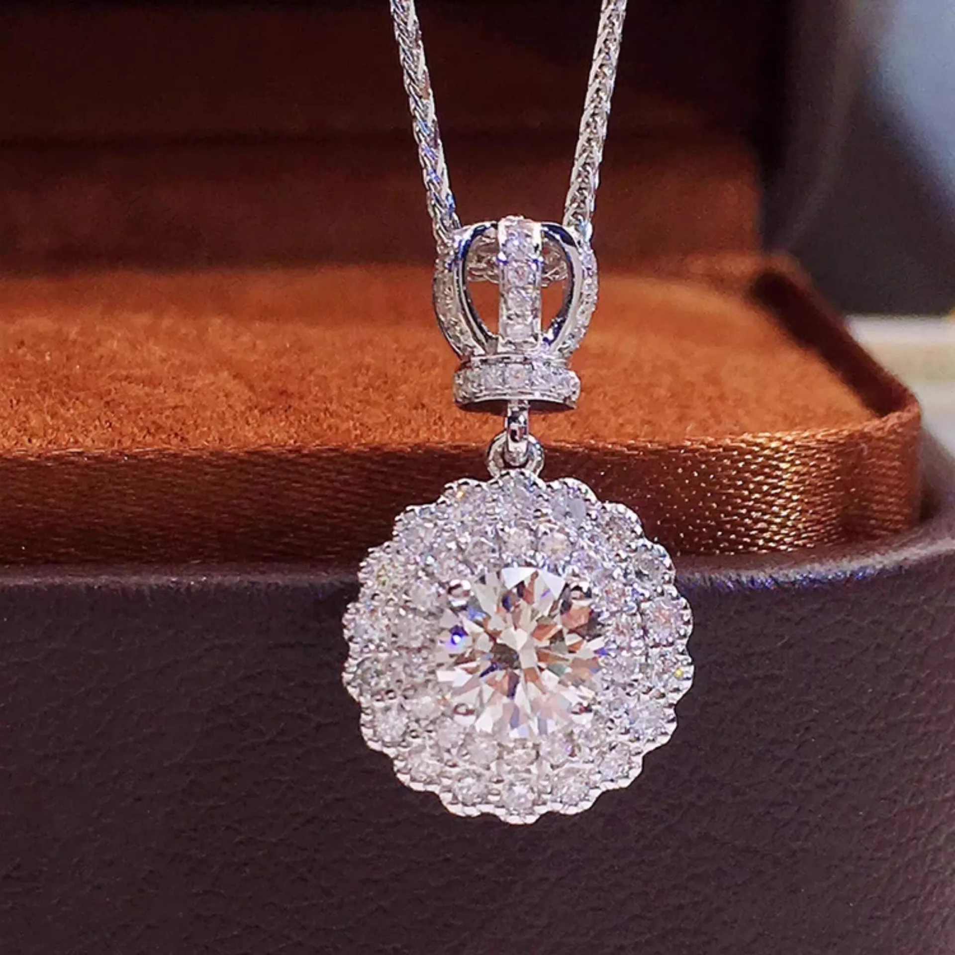 

New dazzling and super sparkling zircon crown pendant necklace for women, exuding a luxurious and high-end feel