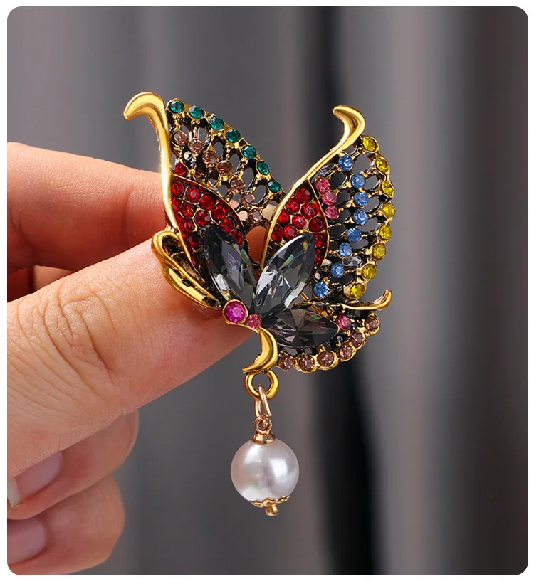 Retro new color diamond inlaid butterfly brooch for women with a high-end feel, crystal pearl chest flower, clothing accessories