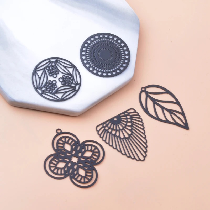 6 uds latón láser Tute negro blanco hoja redonda encantos DIY hacer pendientes colgante joyería hallazgos