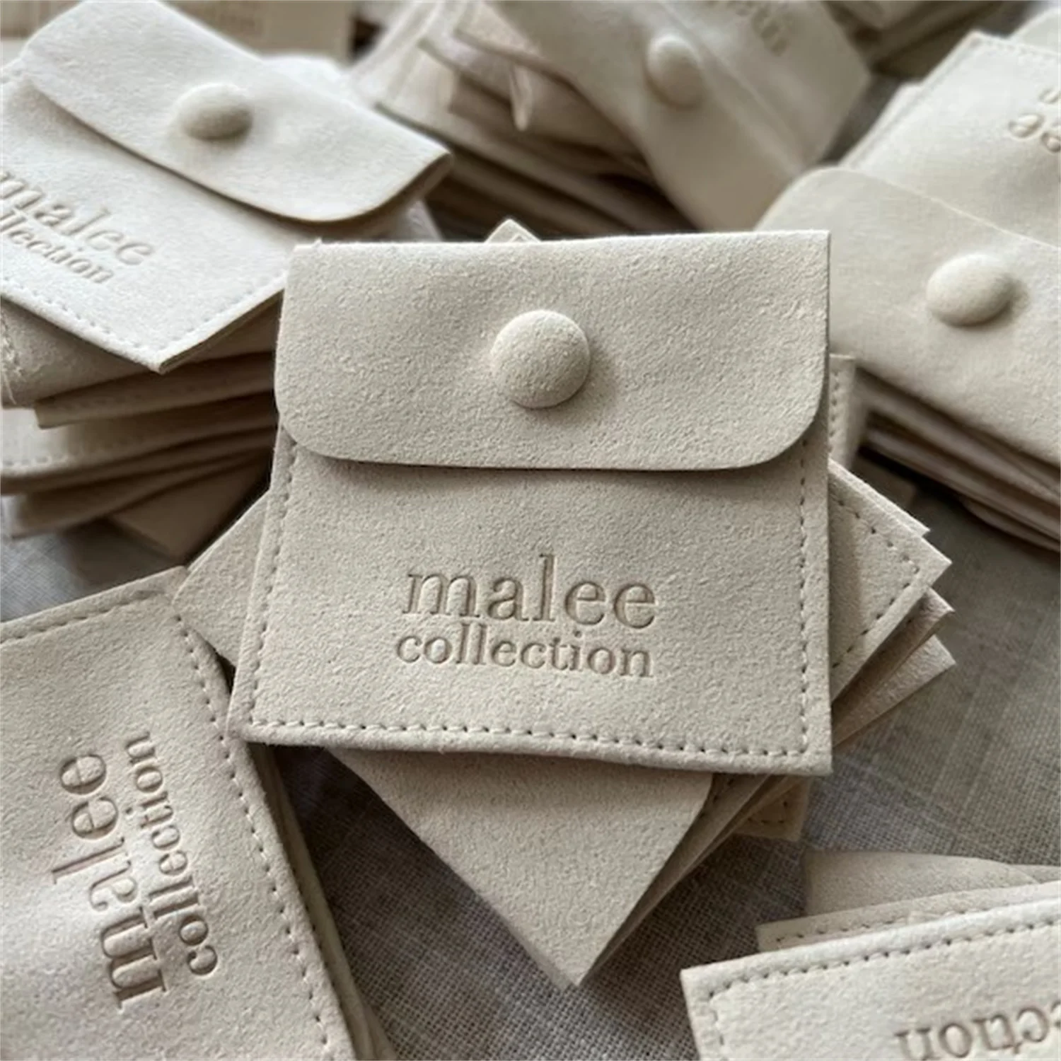 

50 шт., серьги с логотипом и тиснением, ожерелье, упаковка, сумка для ювелирных изделий, сумка-органайзер для ювелирных изделий из микрофибры, замшевая сумка для рождественского свадебного подарка