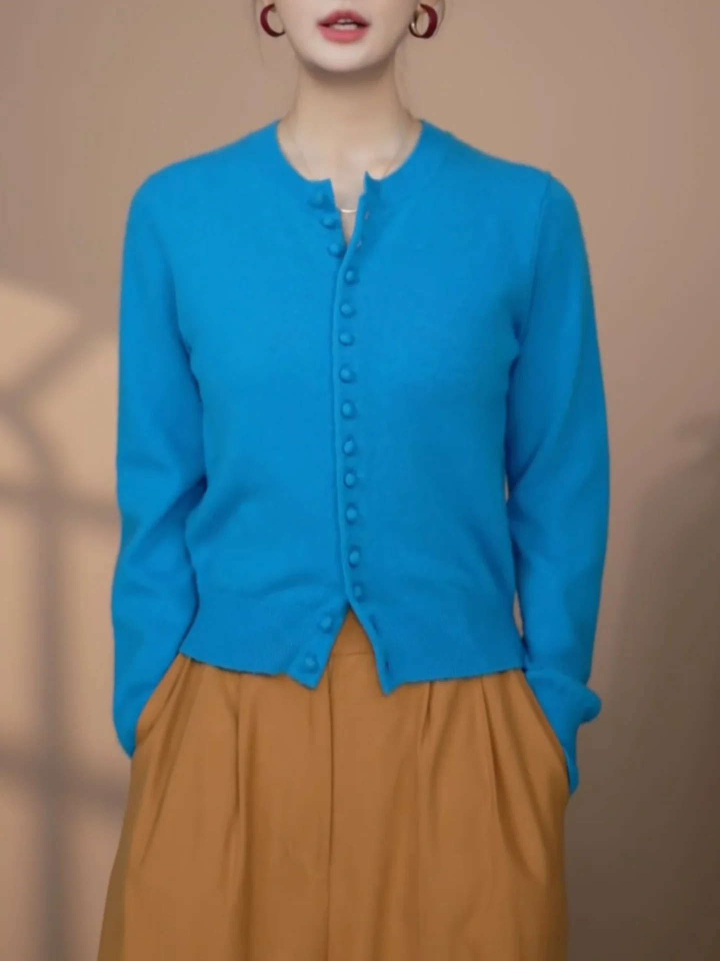 

Синий вязаный кардиган для женщин, повседневный, с V-образным вырезом, длинный рукав, влагоотводящий, комфортный, для осени и зимы...