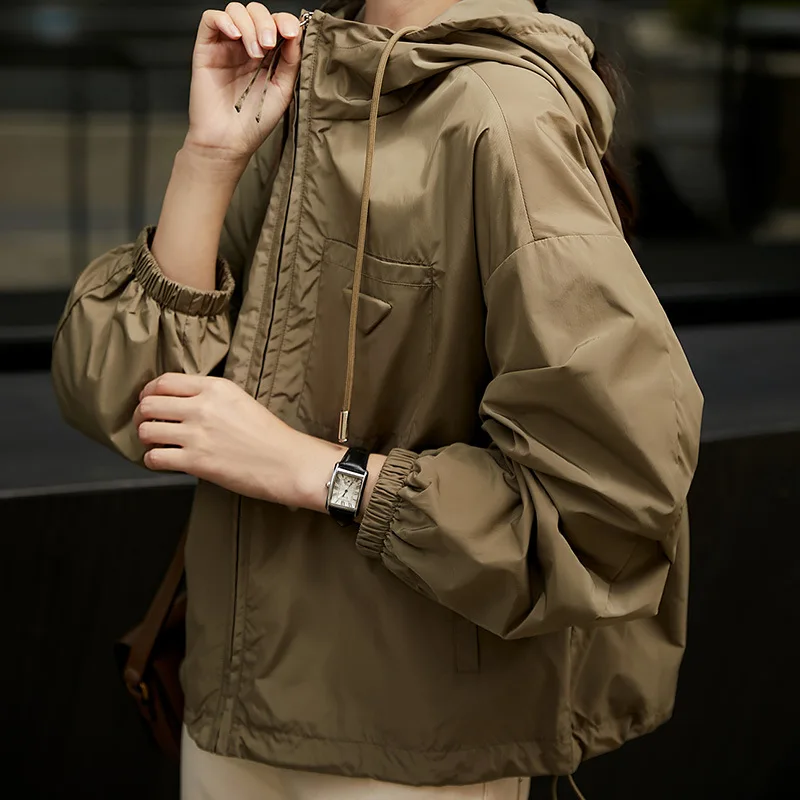 Veste à capuche courte et légère en tissu à mémoire de forme pour femme, coupe-vent d'extérieur, décontractée, résistante aux rides, noire, nouvelle collection automne 2025