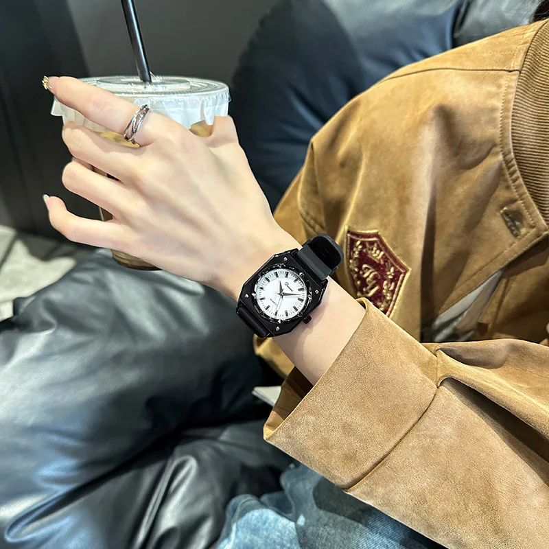 

Exquisite Women'S Wristwatch With Square Dial And Silicone StrapSimple And Stylish Design Fashionable And Trendy; High-End Feel.