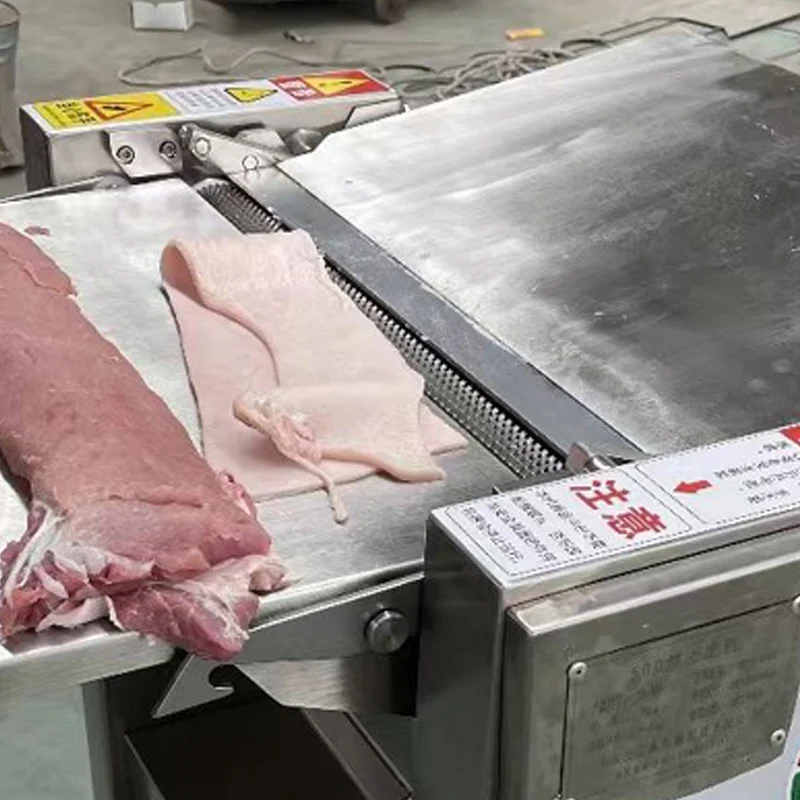 

Промышленная и коммерческая машина для очистки свиной кожи. Машина для очистки свиной кожи. Машина для очистки свежей свиной кожи.