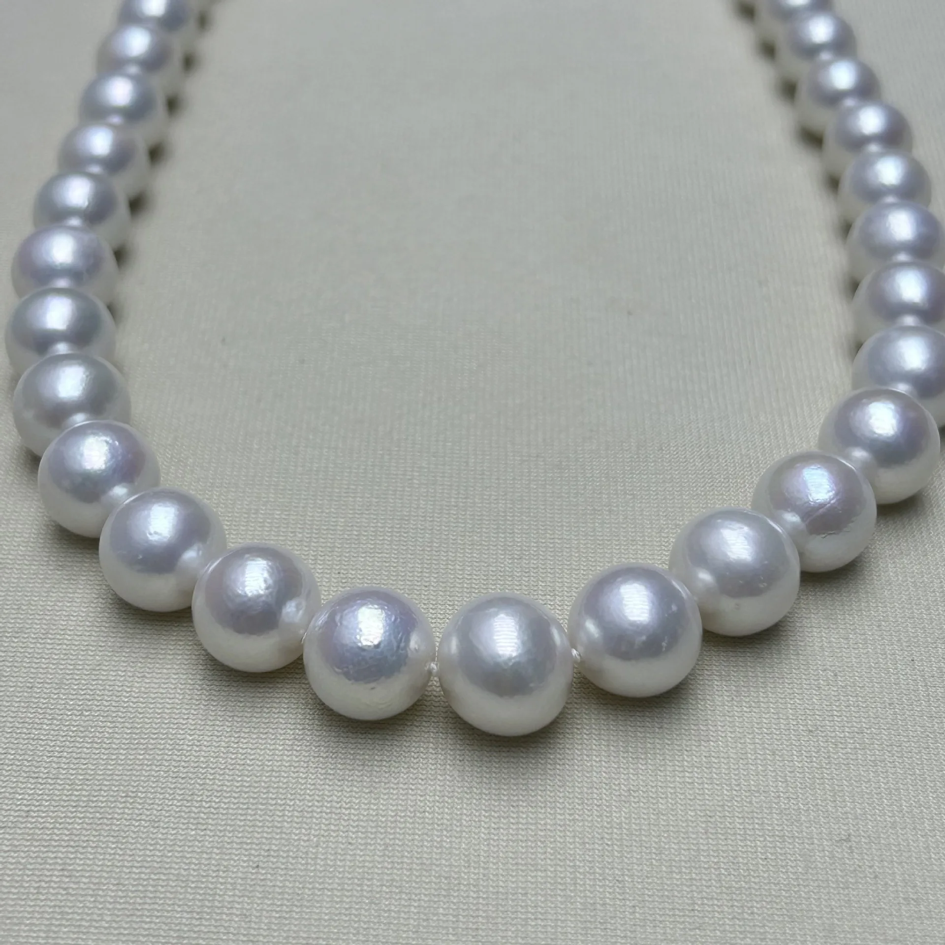 

Ожерелье из натурального пресноводного жемчуга Эдисона диаметром 11–14 мм, ярко-белый, с высоким блеском, почти идеальные круглые небольшие вкусы