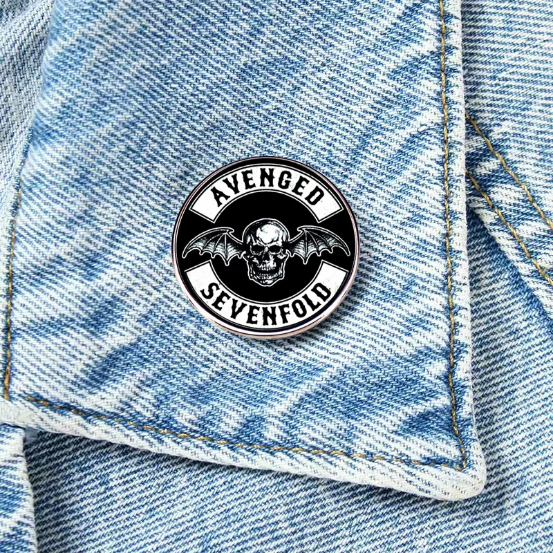 شعبية انتقم سبعة أضعاف روك باند سبيكة بروش المتشددين المعادن الموسيقى دبوس مروحة جمع شارة اكسسوارات المجوهرات بالجملة