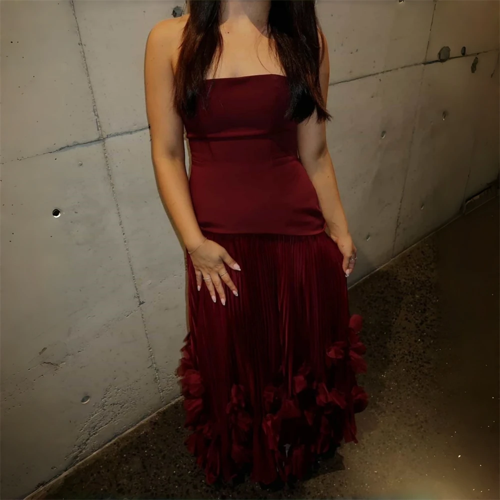 Burgunderrotes Plissiertes Sexy Trägerloses Maxikleid mit Schlankem Schnürverschluss am Rücken, 3D-Blumenmuster und Rüschenbesatz, Elegantes Abendkleid für Abschlussball und Gala
