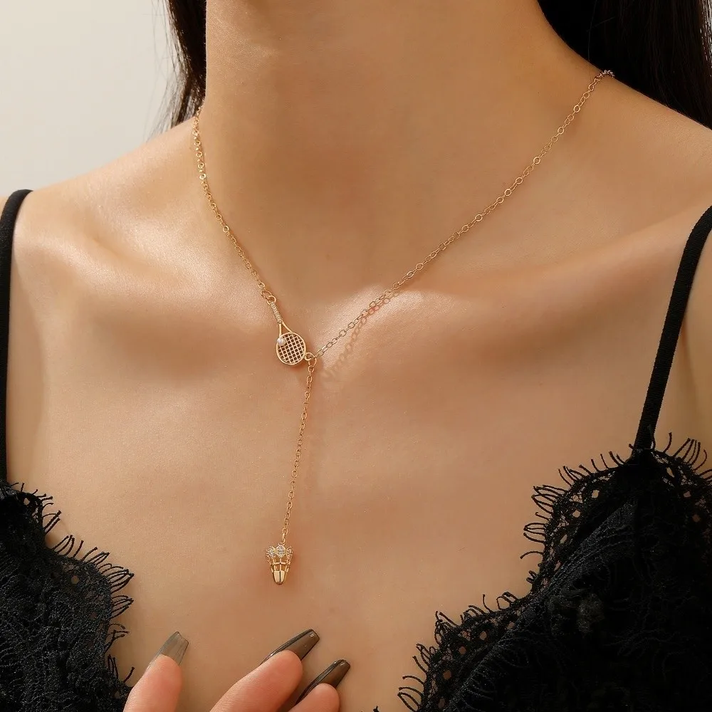 Collar de cadena para clavícula con colgante de raqueta de tenis de aleación, decorado con circonitas y perlas, color dorado, con diseño de raqueta de tenis y pelota de tenis, joyería