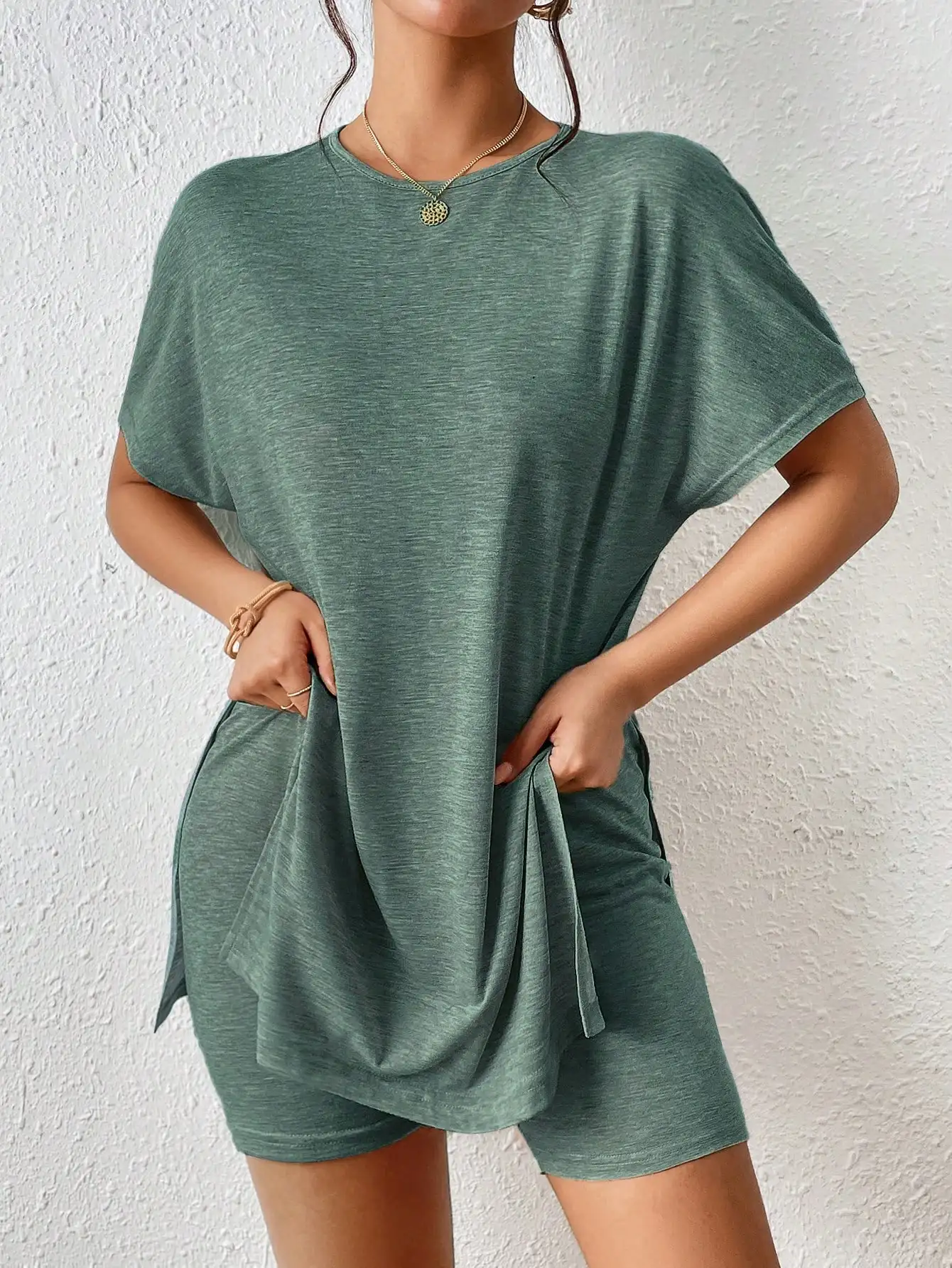 

Оливково-зеленый комплект из 2 предметов: женский свободный топ с круглым вырезом и короткими рукавами и шорты