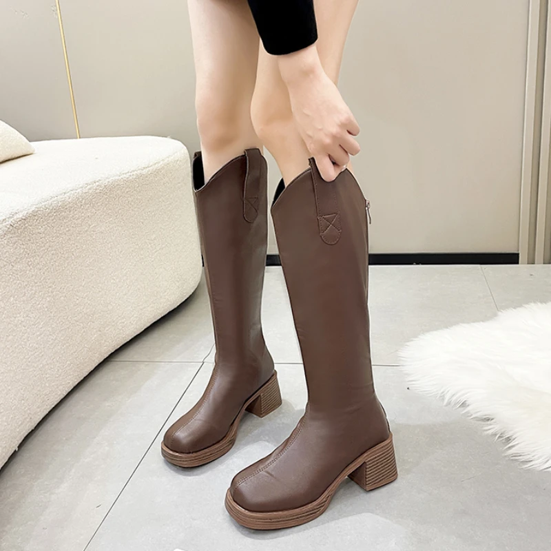 Botas de salto médio para mulheres, de couro simples, boca em V, aumento de temperamento, primavera e outono, moda nova