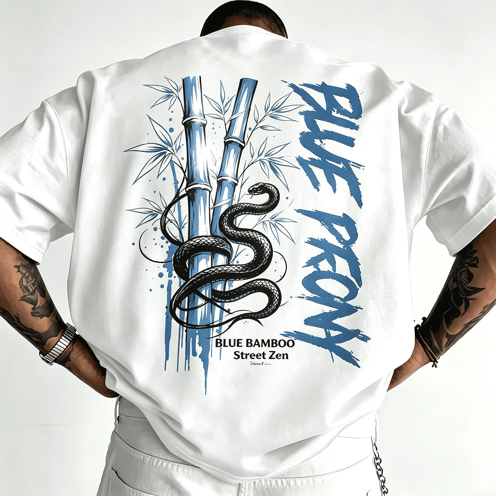 Camiseta blanca extragrande unisex con estampado gráfico de serpiente negra y bambú azul en la espalda, estilo urbano, zen, gótico, de manga corta para hombres y mujeres.