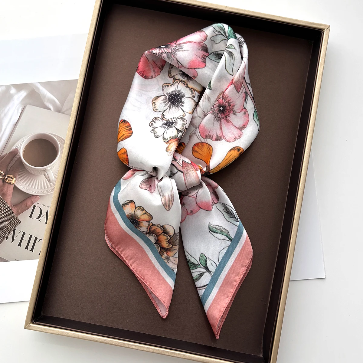 Luxuriöser bedruckter quadratischer Schal für Damen, weicher Satin-Seidenimitat-Schal, Bandana, Hijab, Halstuch, eleganter Schal, Wickeltuch