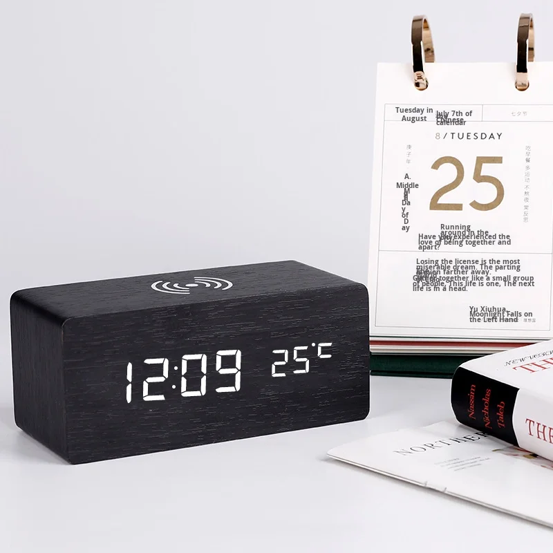 クリエイティブなデジタルワイヤレス充電木製目覚まし時計、LED時計、音声制御温度計、多機能充電器付き