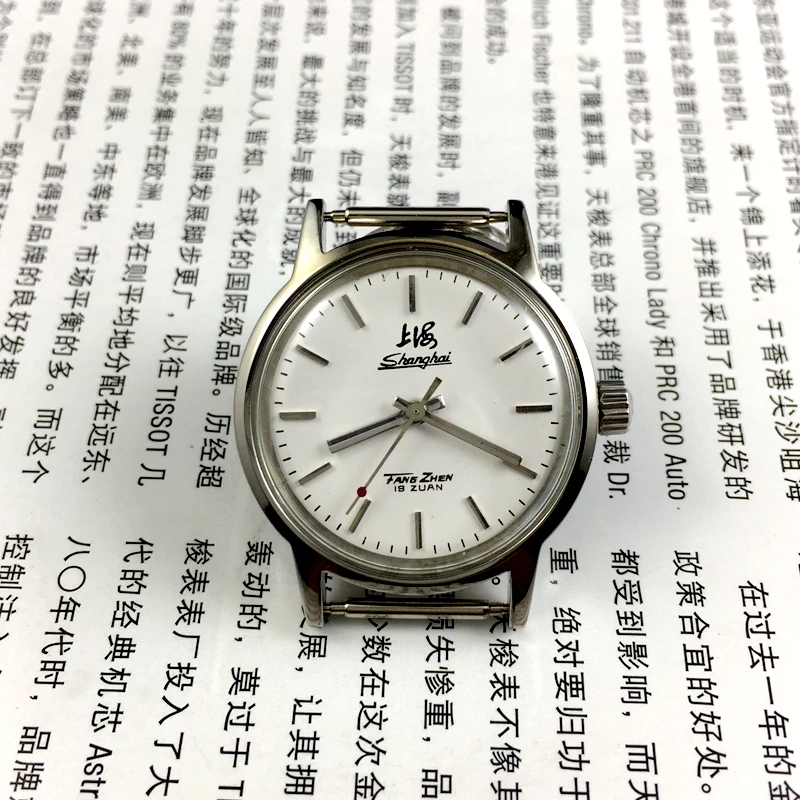 Shanghai Watch Factory produces a medium-sized manual mechanical watch with a diameter of 32MM and comes with a strap