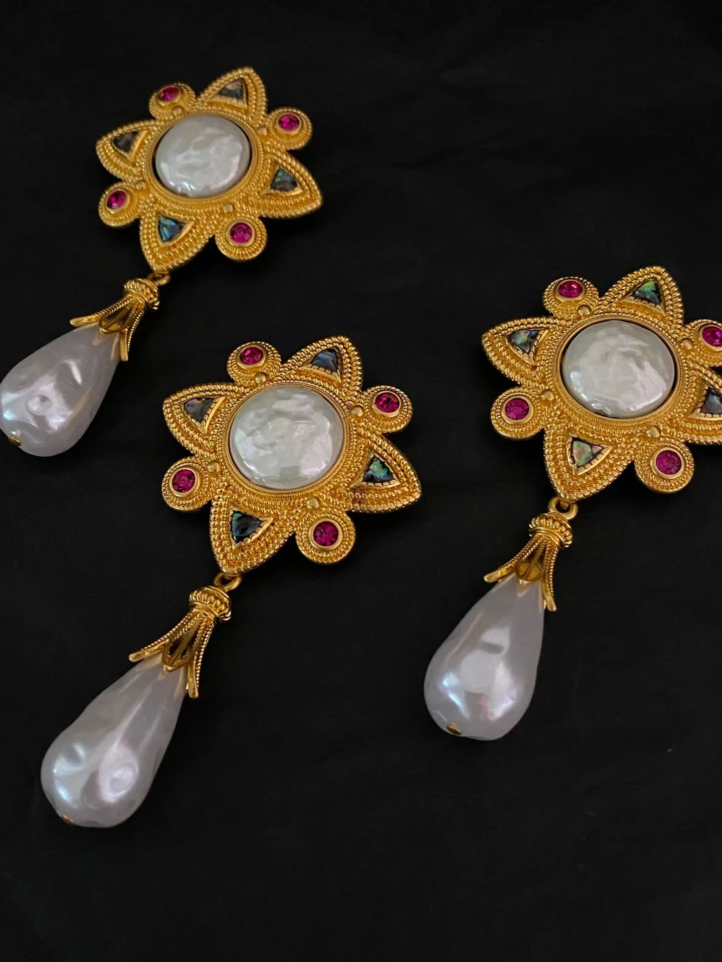Vintage Court Style Brooch Gold Plated Baroque Imitation Pearl Abalone Shell Colorful Zircon Luxury Women Clothing Pin