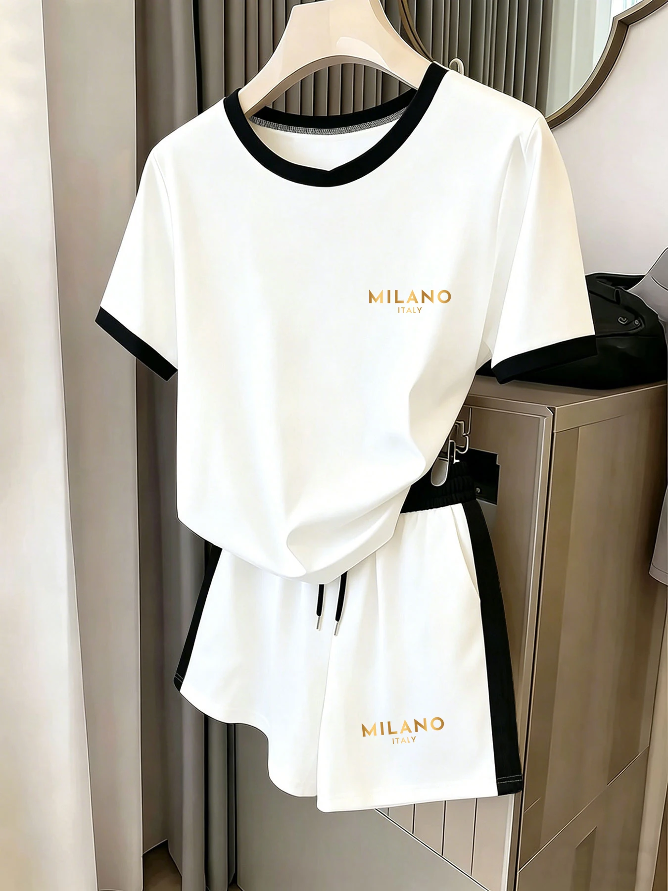 

Relaxed Luxury Style Two-Piece Set, Milano Italy Letter-Themed Printed Short-Sleeve Shorts Set, Loose and Comfortable Fit Sweatshirt and Shorts Women's Two-Piece Set, Light Luxury Relaxed Round-Neck Shorts with Trim Edges + Short-Sleeve T-Shirt Women's 2-