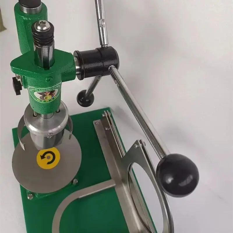 آلة فتح ثقب جوز الهند الصغيرة المحمولة باللون الأخضر مع دليل قطع جوز الهند #2