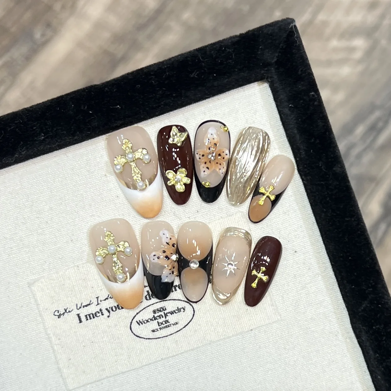 10 Stück Metallskulptur Blume Press on Nails Unregelmäßige Linien Goldenes Kreuz Falsche Nägel Herbst Acryl Fake Nails French Sweet Cool