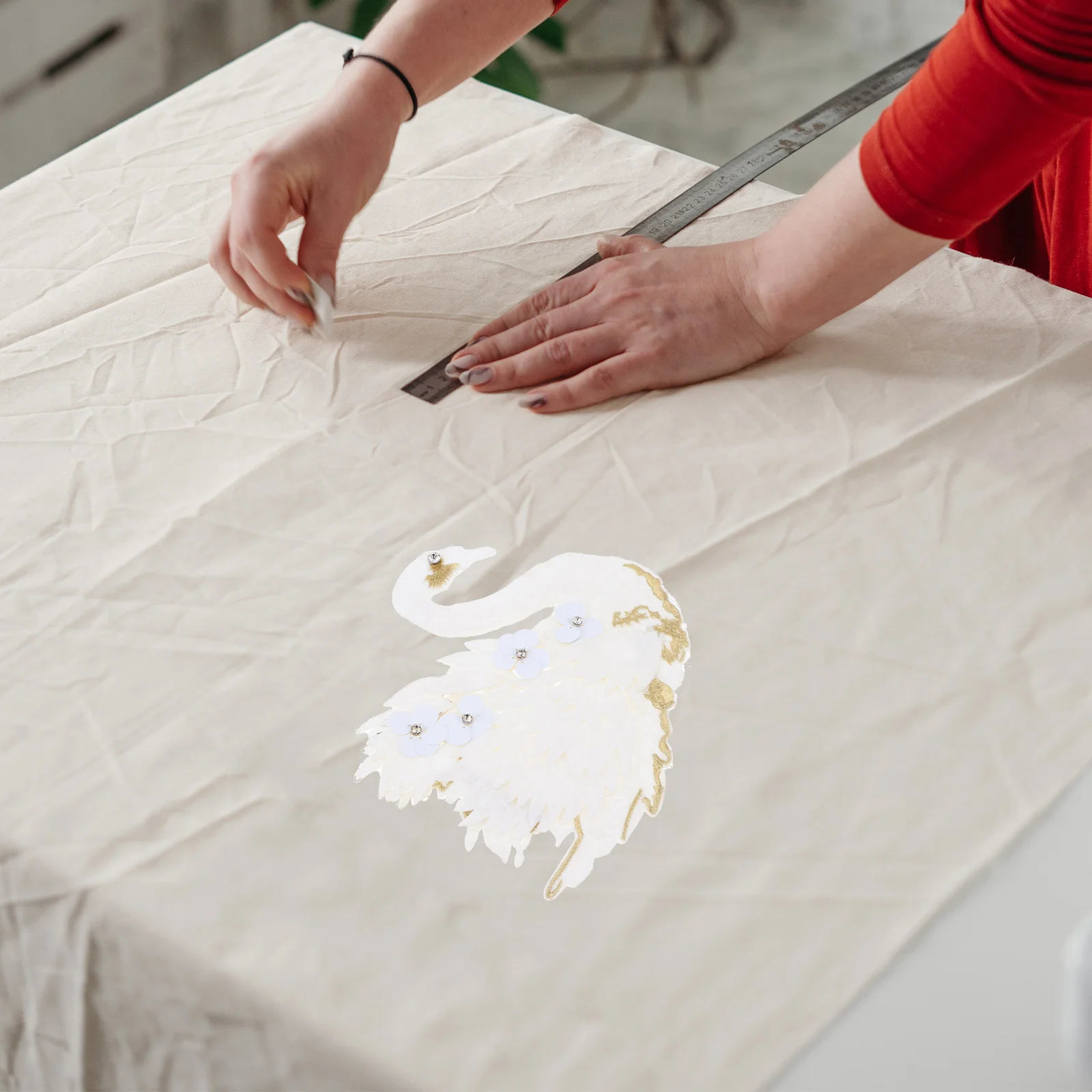 

Sewing Swan Flower Embroidery Patch for DIY Clothing Repair Bag Decoration High Quality Fabric Detailed Craft Long Service Life