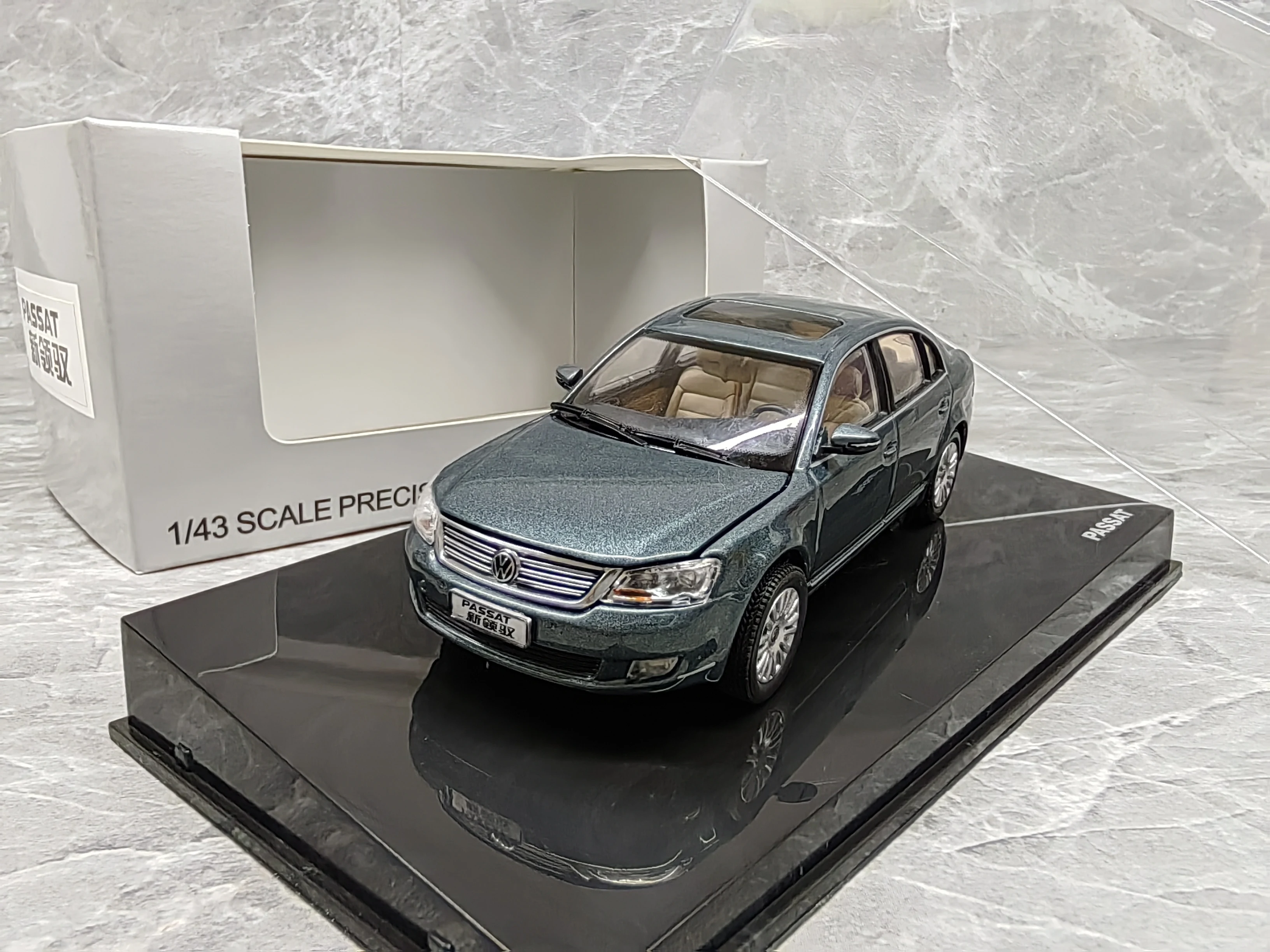 

Diecast 1/43 Scale Shanghai Volkswagen PASSAT New Drive Alloy Simulation Car Model Collectible Toy Gift Souvenir Display