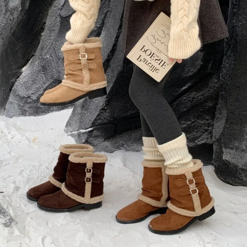 Botas de nieve cortas y cálidas de felpa para mujer, botines de ante sintético marrón, botas de plataforma de diseño decorado con doble hebilla de lujo, otoño e invierno