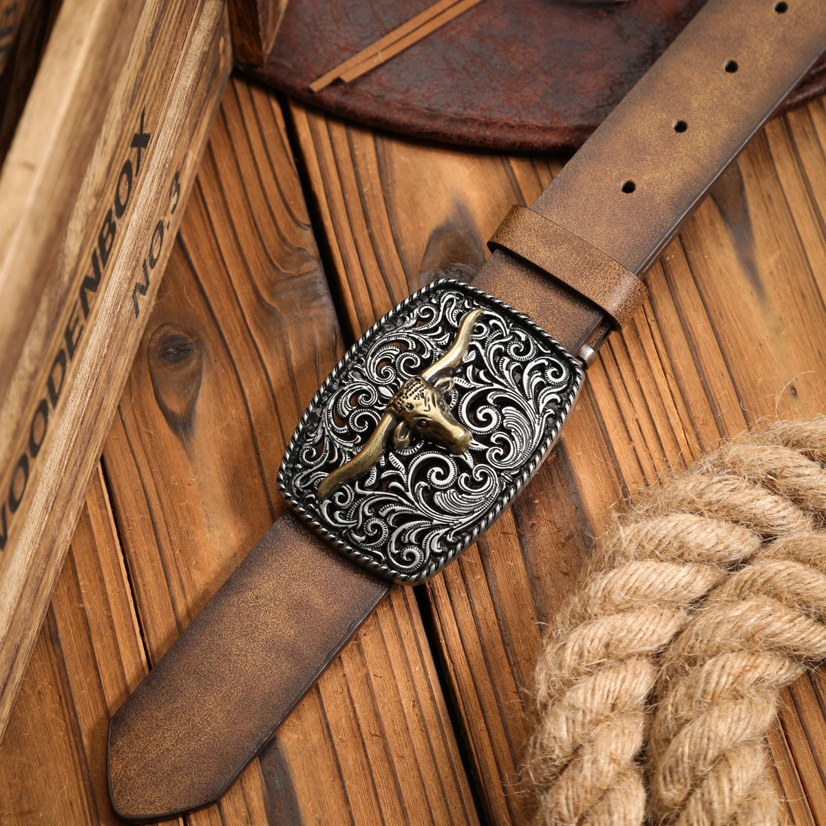 男女兼用のウエスタンバックルPUベルト、ユニークでレトロなブラウンベルト（穴あきネイル付き）