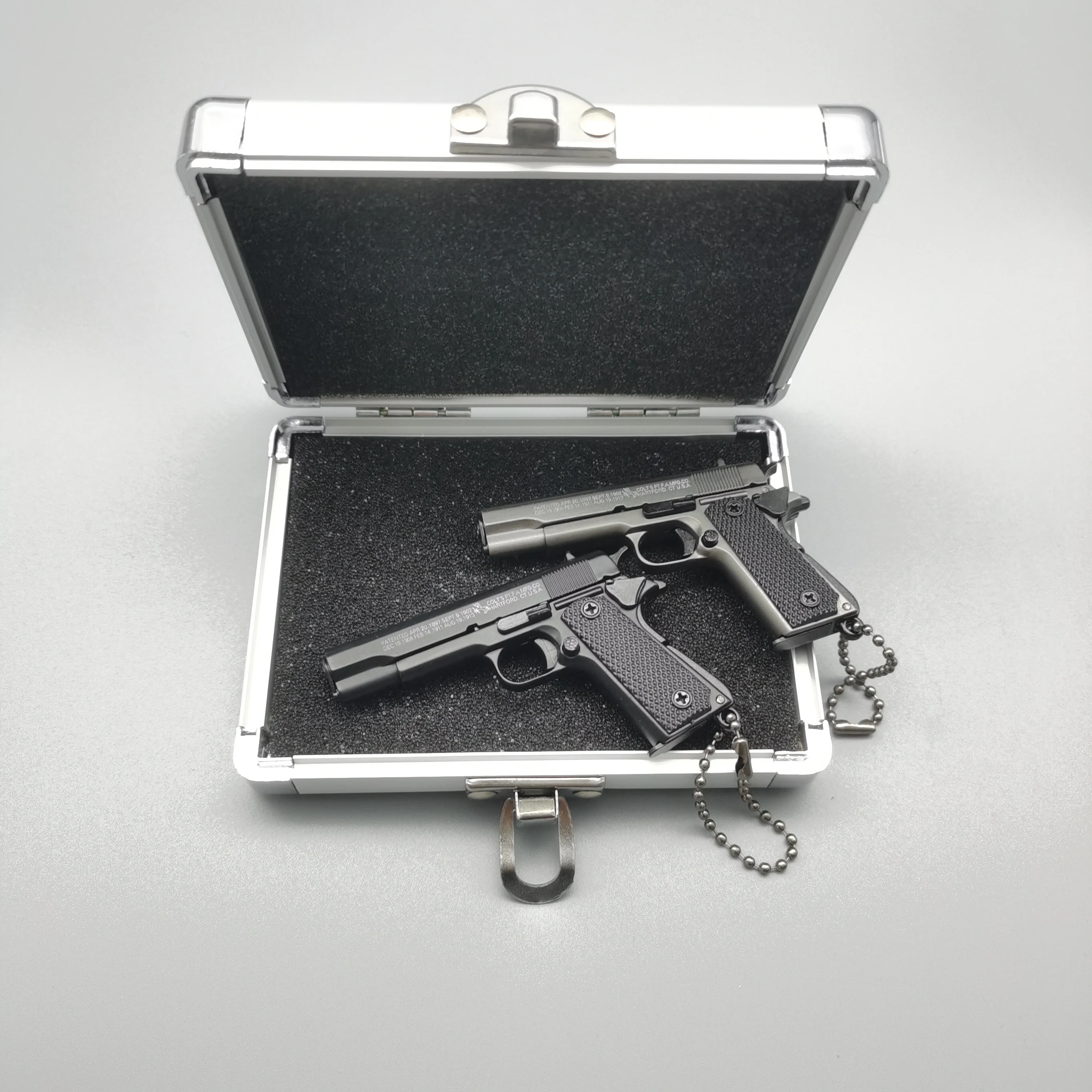 1:3 Metalowy Złoty M1911 Colt Model Pistoletu Zabawki Mini Brelok Wygląd Realistyczny Kolekcja Pubg Rekwizyt Urodzinowy Wiszący Prezent Świąteczny z Etui