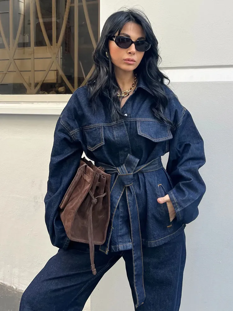 سترة RARA 2025 النسائية ذات الأكمام الطويلة بحزام من قماش الدنيم مقترنة مع مجموعة أزياء متطابقة بنطال ذو قصة أرجل واسعة لمظهر أنيق