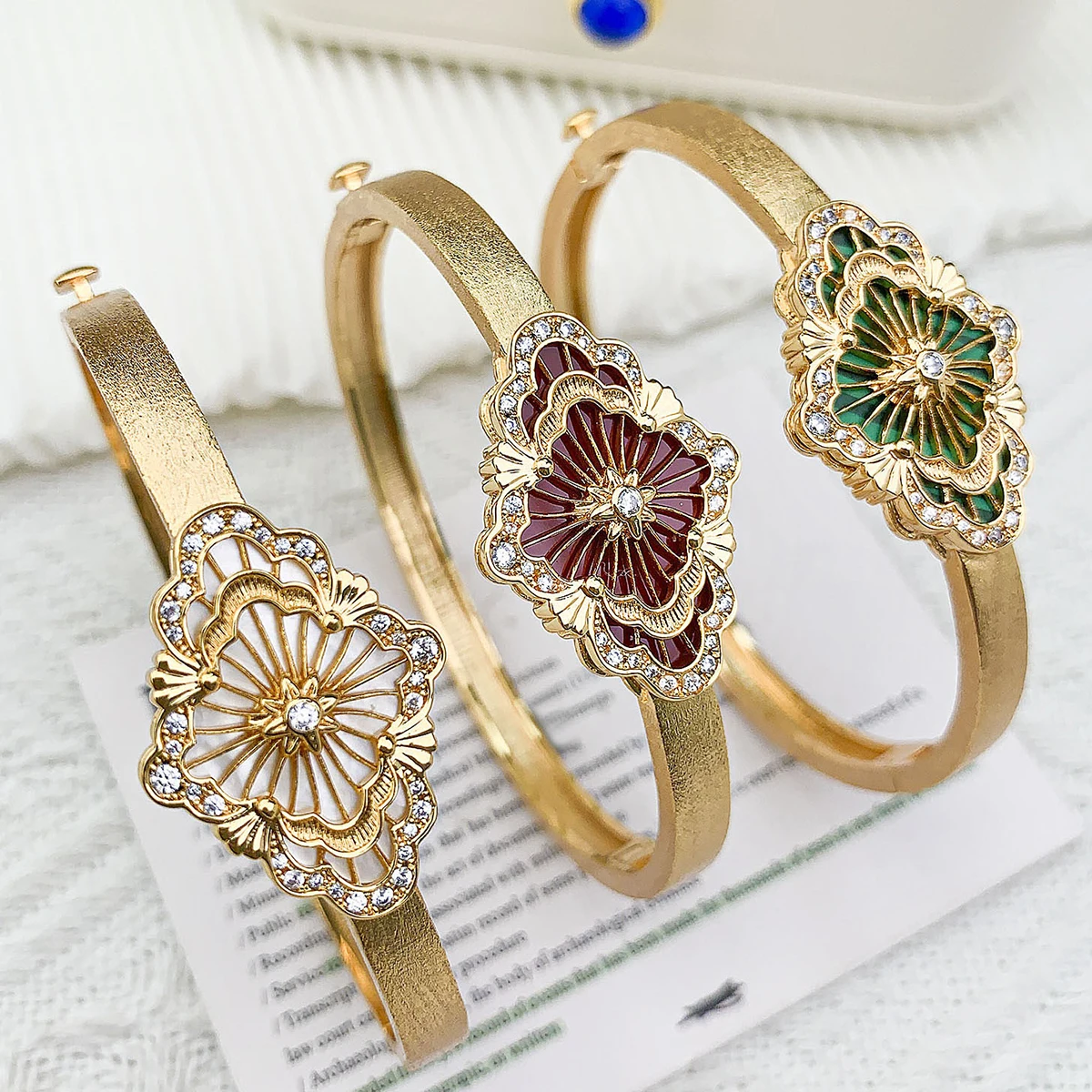 

2024 Retro Style Cubic Zirconia Four Leaf Flower Bracelet Suitable for Women Office Gatherings Friend Gift Jewelry Accessories