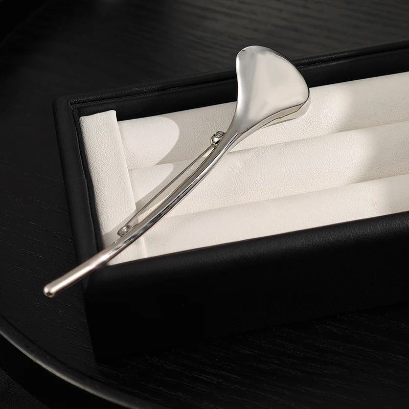 Corsage Ornament Ginkgo Leaf Brooch French Style Elegant Long Leaf Pin Party Luxury Metal Glossy Brooch Banquet