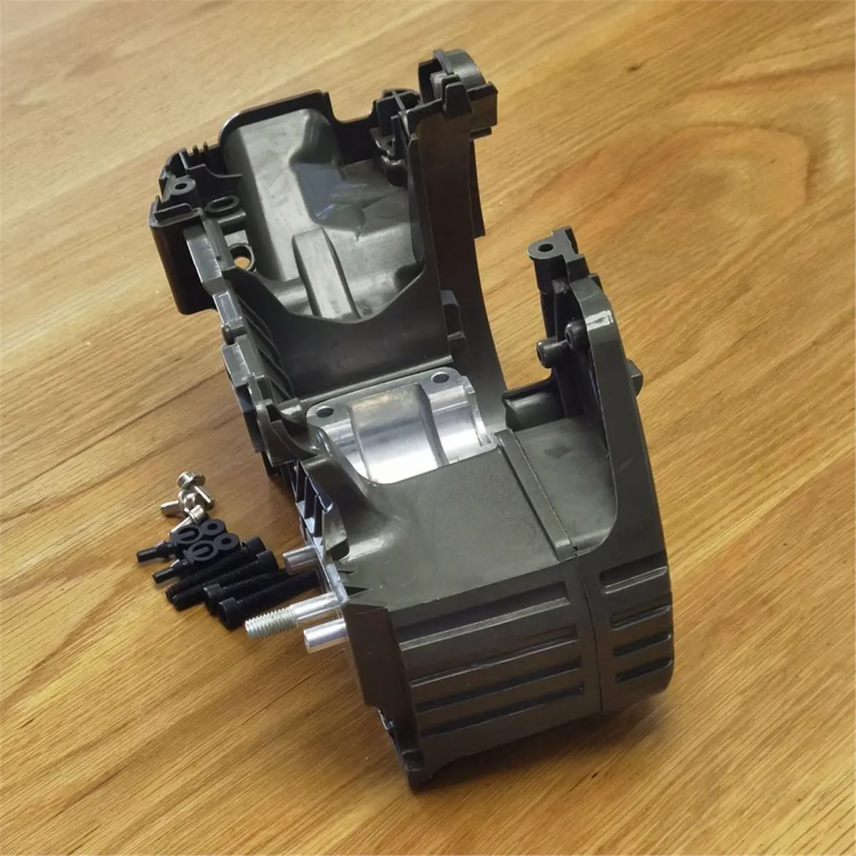 

Новый картер в сборе 450 (2026) для бензопил 445, 445E, 450, 450E, замена детали 537438201