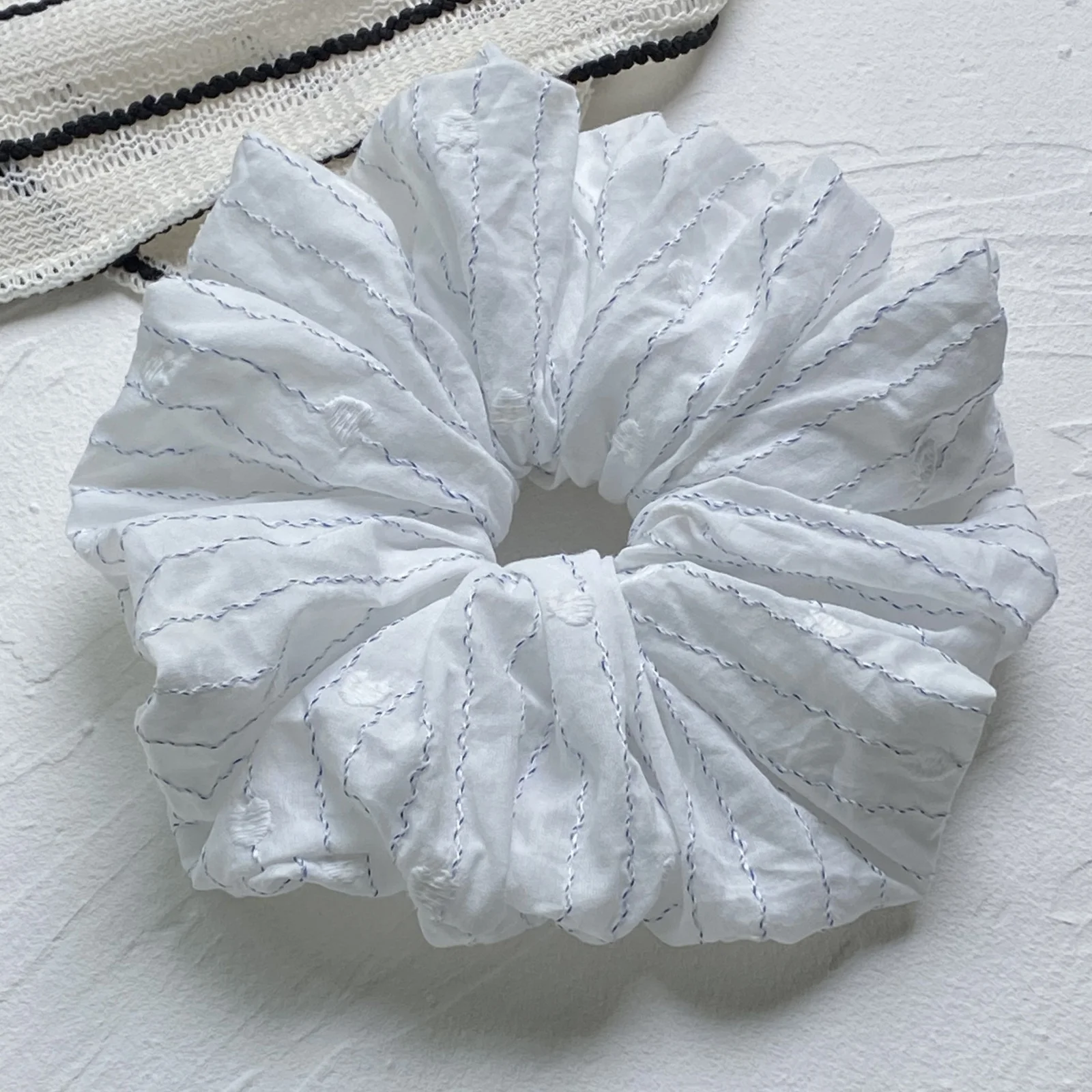 1 x weiß gestreifter Haargummi, minimalistischer Haargummi aus Baumwolle, elegantes Haar-Accessoire für Frauen