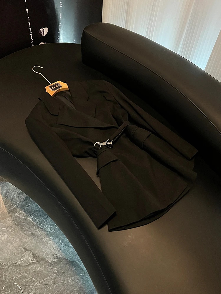 

Универсальная свободная посадка, однотонная верхняя одежда с воротником на пуговицах, новый дизайн 2025, повседневный утягивающий маленький костюм для мужчин и женщин