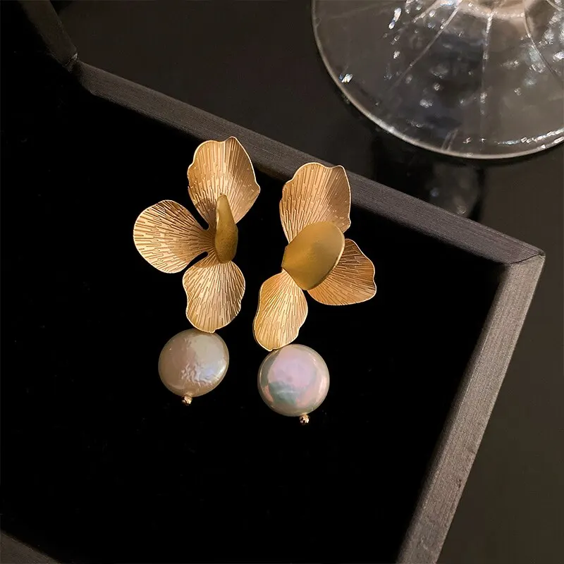 Elegant Natural Imitation Pearls Earrings For Women Vintage Golden Petals Flower Drop Earring Jewelry For Party Wedding K-