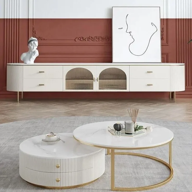 Moderner, einfacher High-End-TV-Schrank. Langer Haushalt