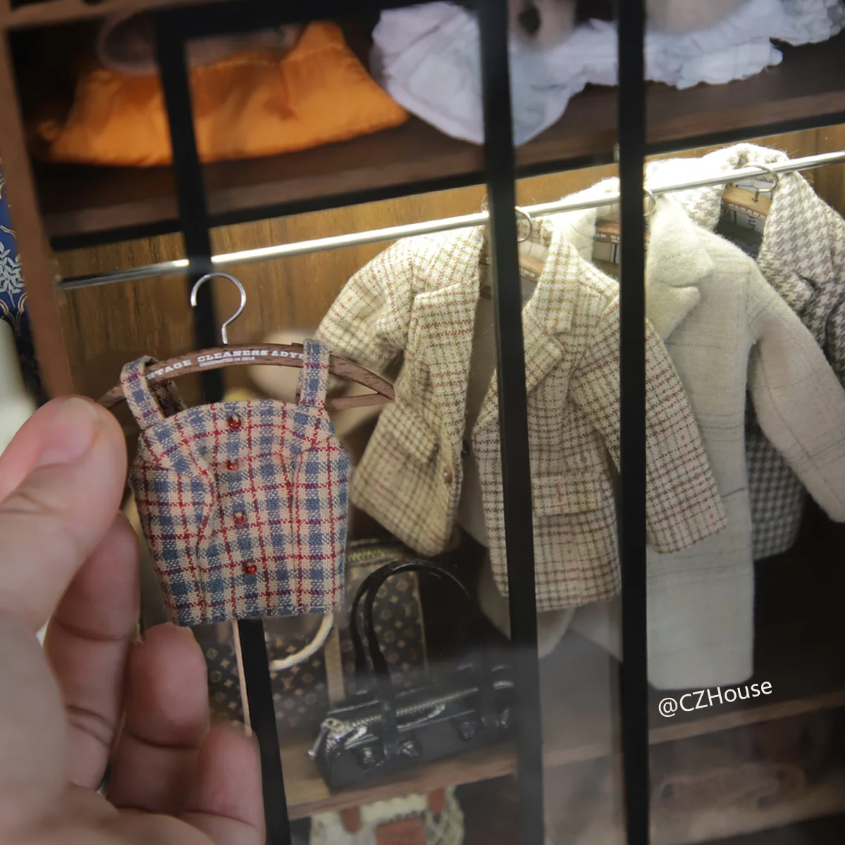 Modelo de casa de muñecas, accesorios para muebles, armario moderno de madera de nogal negro con luz Bjd Blyth soldado Lol, soporte para ropa, 1/6