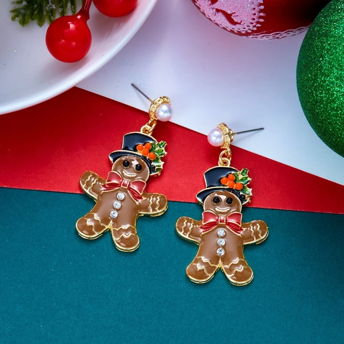 Lustige Ohrstecker mit simulierten Perlen und Weihnachts-Lebkuchenmann-Motiv für Damen, kreative Acryl-Ohrringe mit winkenden Lebkuchen-Männchen, Schmuck – Detail 27