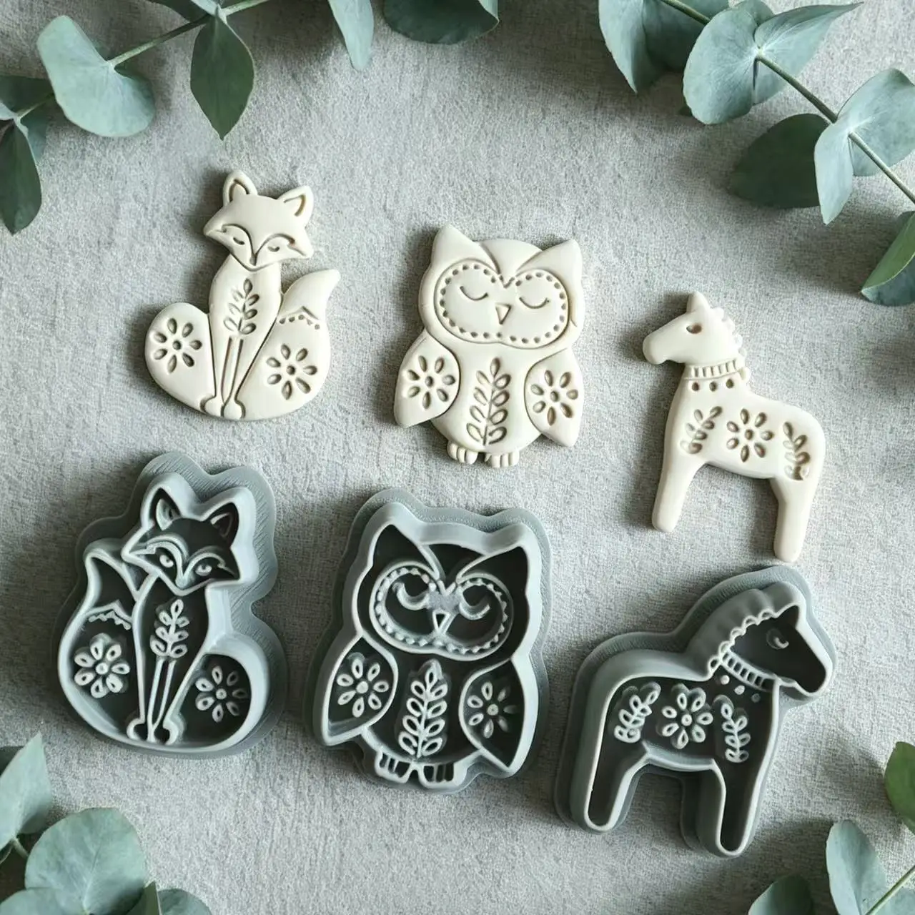 3 Stück Kunsthandwerkliche Schmuckformen aus Polymer-Ton mit aufgedruckten Motiven, darunter Fuchs-, Eulen- und Pony-Formen, handgefertigte Ohrringe aus weichem Ton. – Detail 3