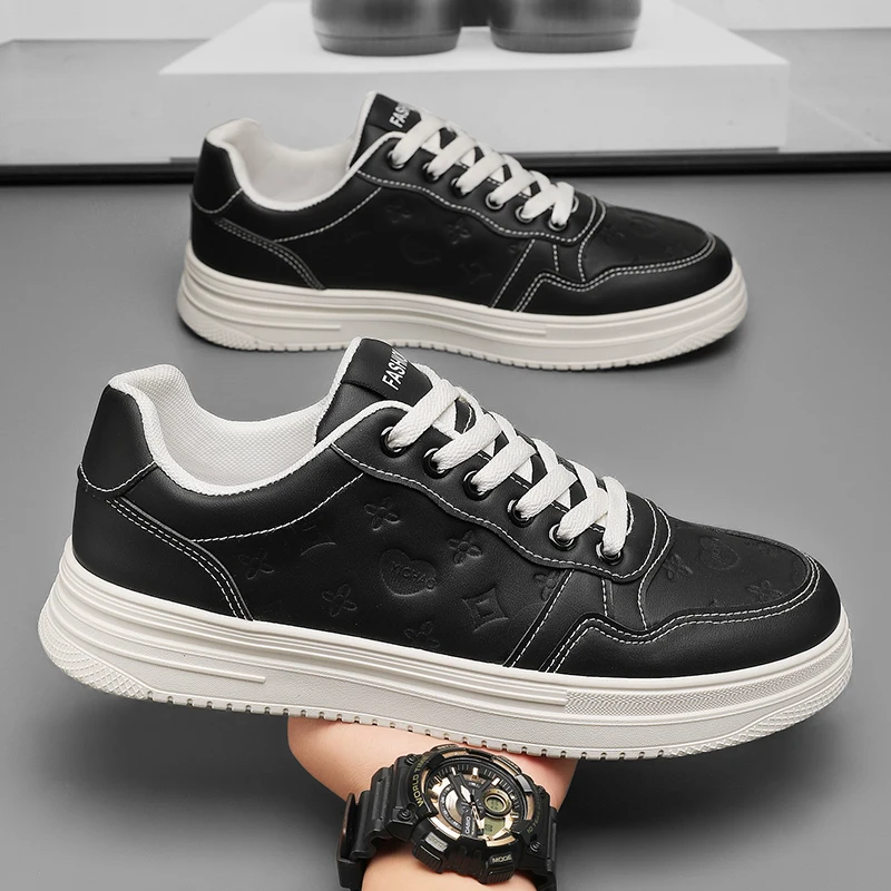 أحذية رياضية صيفية جديدة للطلاب قابلة للتنفس لعام 2025 هي أحذية رياضية بيضاء مضادة للانزلاق وعصرية ومتعددة الاستخدامات وغير رسمية