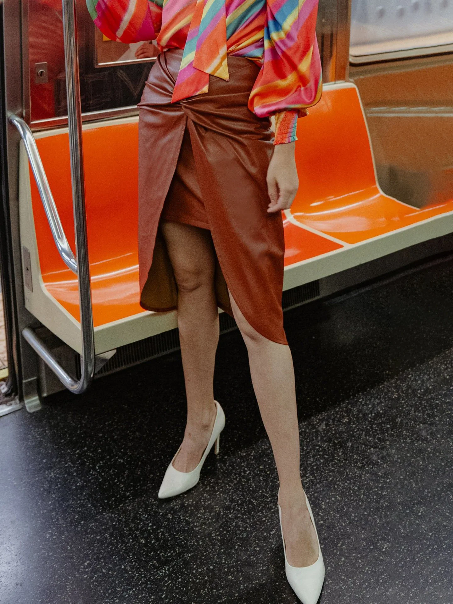 

Женская юбка: летняя новинка, модный и индивидуальный стиль, однотонная, элегантная, с плиссировкой и дизайнерским узором, из искусственной кожи.