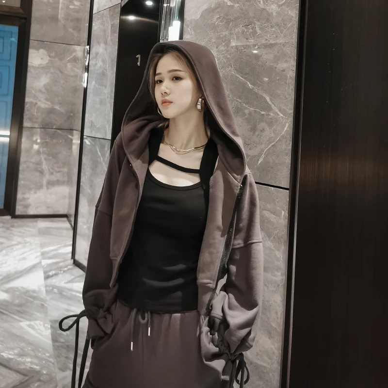 

Модный повседневный спортивный костюм для женщин: премиальный комплект из худи и длинных брюк в уличном стиле с дизайнерским шнурком...