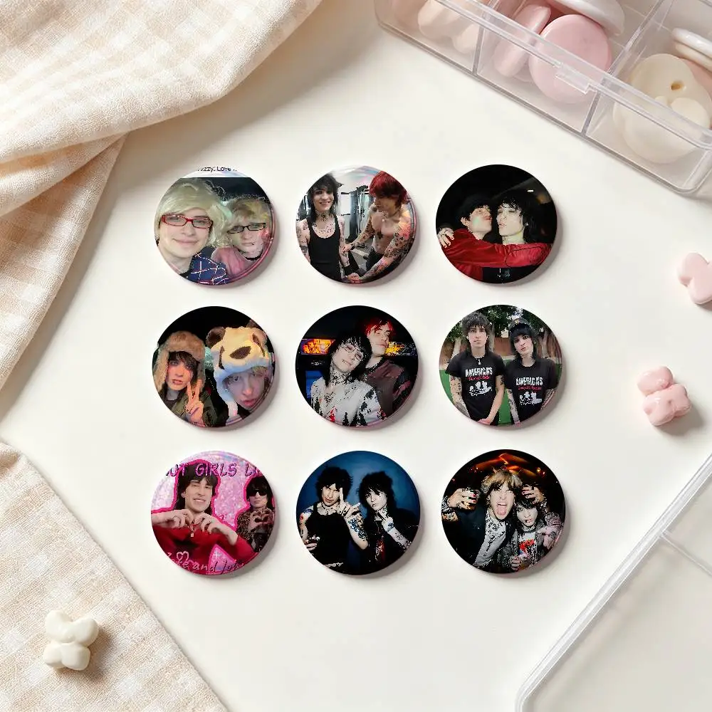 Popular Jake Webber Johnnie Guilbert Enamel Pins Handmade Round Brooch L Killer Yagami Light Cosplay Badge Backpacks Jewelry Gif