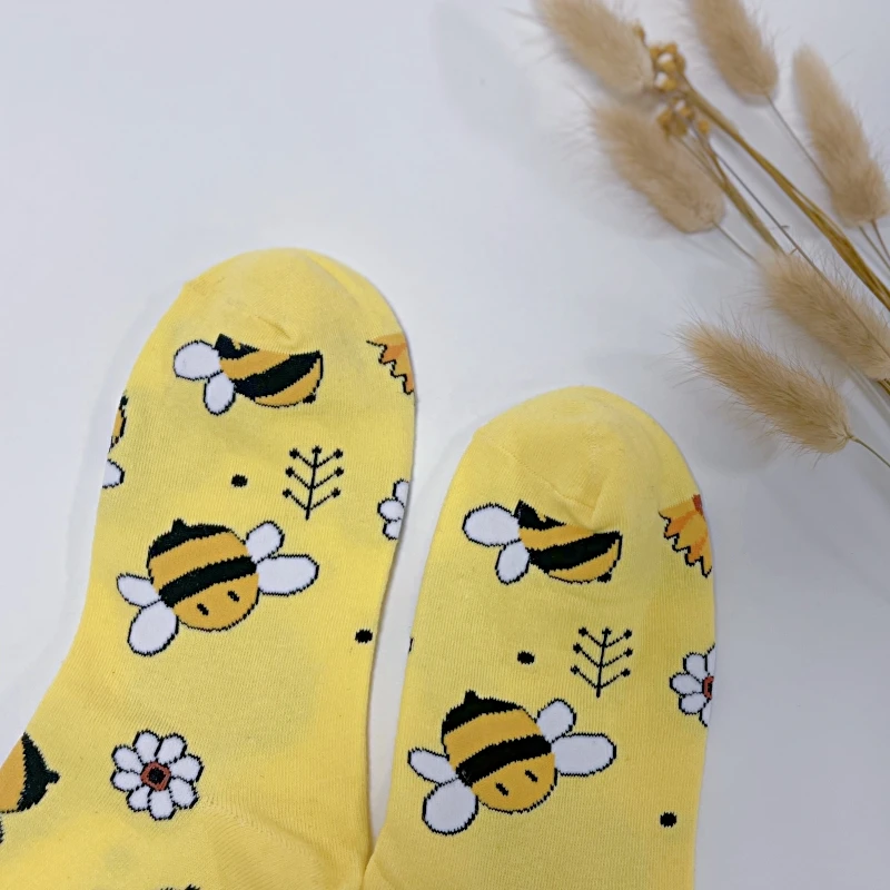 1 Pair Unisex Cartoon Bee Chasing Sunflower Fashion Trend Mid Calf Socks Suit In All Seasons For Daily