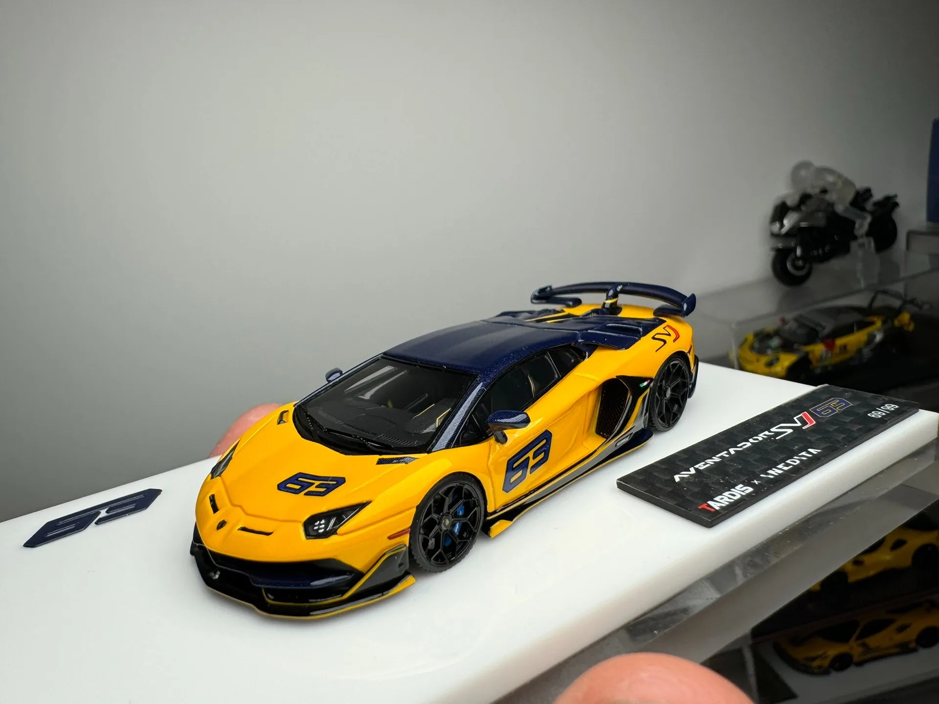 

Tardis 1:64 Lamborghini svj63 Custom Edition, ограниченное количество 99, имитация смолы, украшение автомобиля, подарки для детей