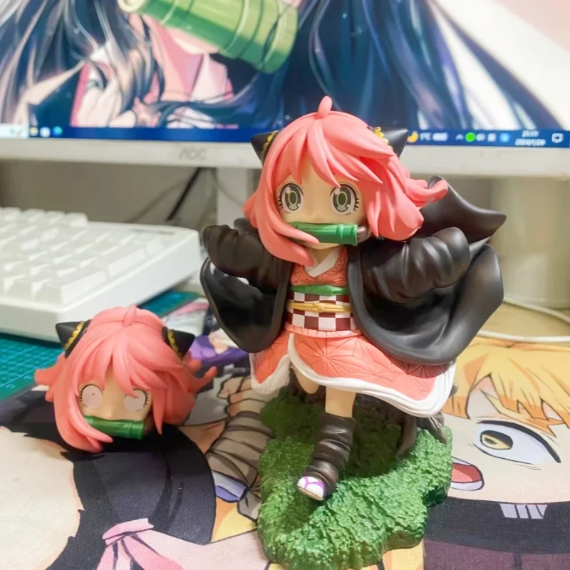 Spies Play House Versione Q Ania Cos Run Nezuko Cute Beautiful Girl Car In Chassis Animazione Figura Ornamenti per il desktop Compleanno