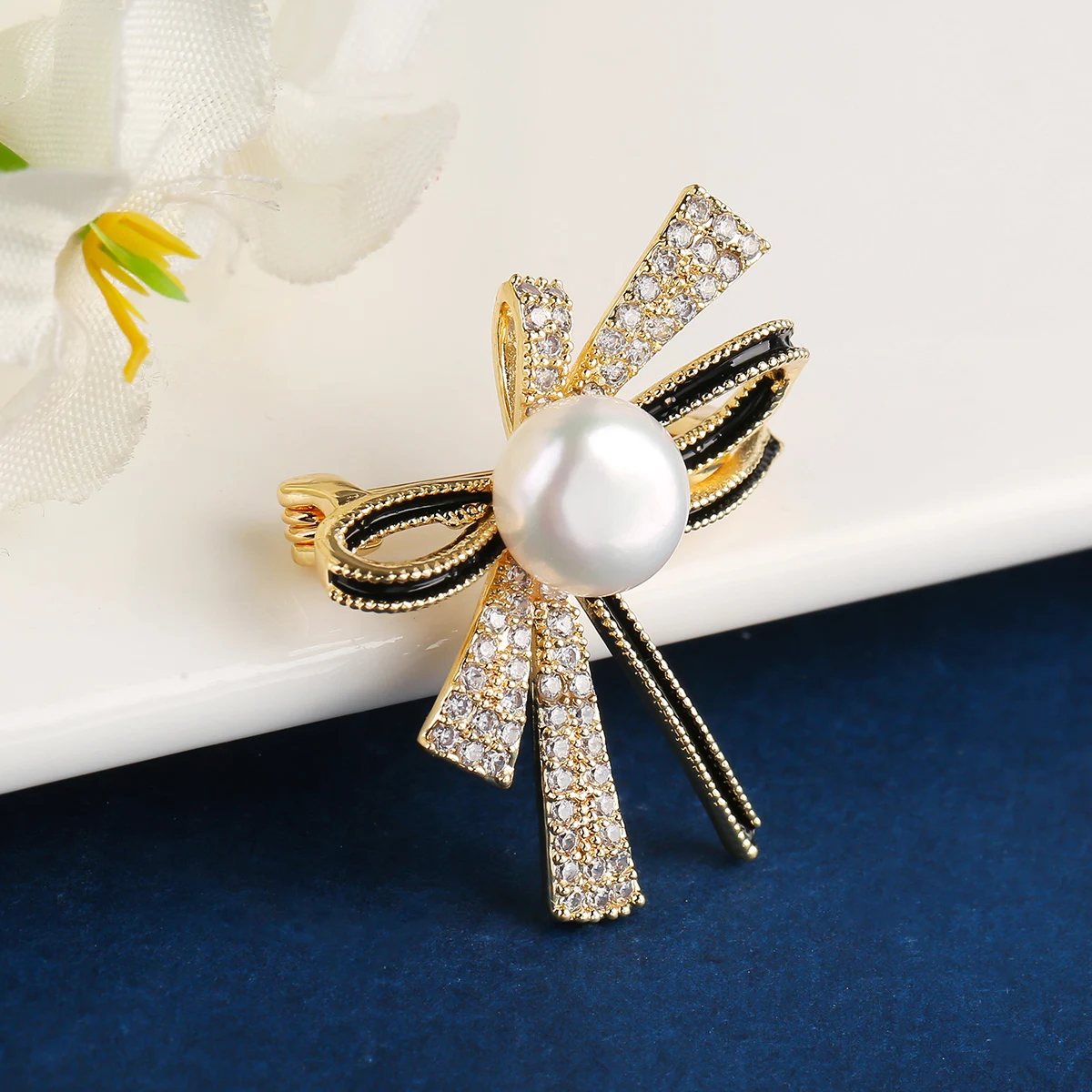 Hot Selling Natural Pearl 18K Electroplated Gold Color Copper Micro-inset Zircon Bow Brooch Ladies Holiday Dress Decoration