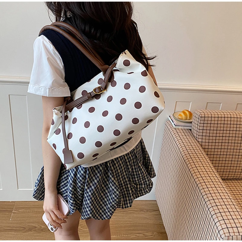 Neue koreanische stilvolle gepunktete Tragetasche, personalisierte lässige Schultertasche mit Gürteldekor, einfache, vielseitige Pendler-Unterarmtasche – Detail 16