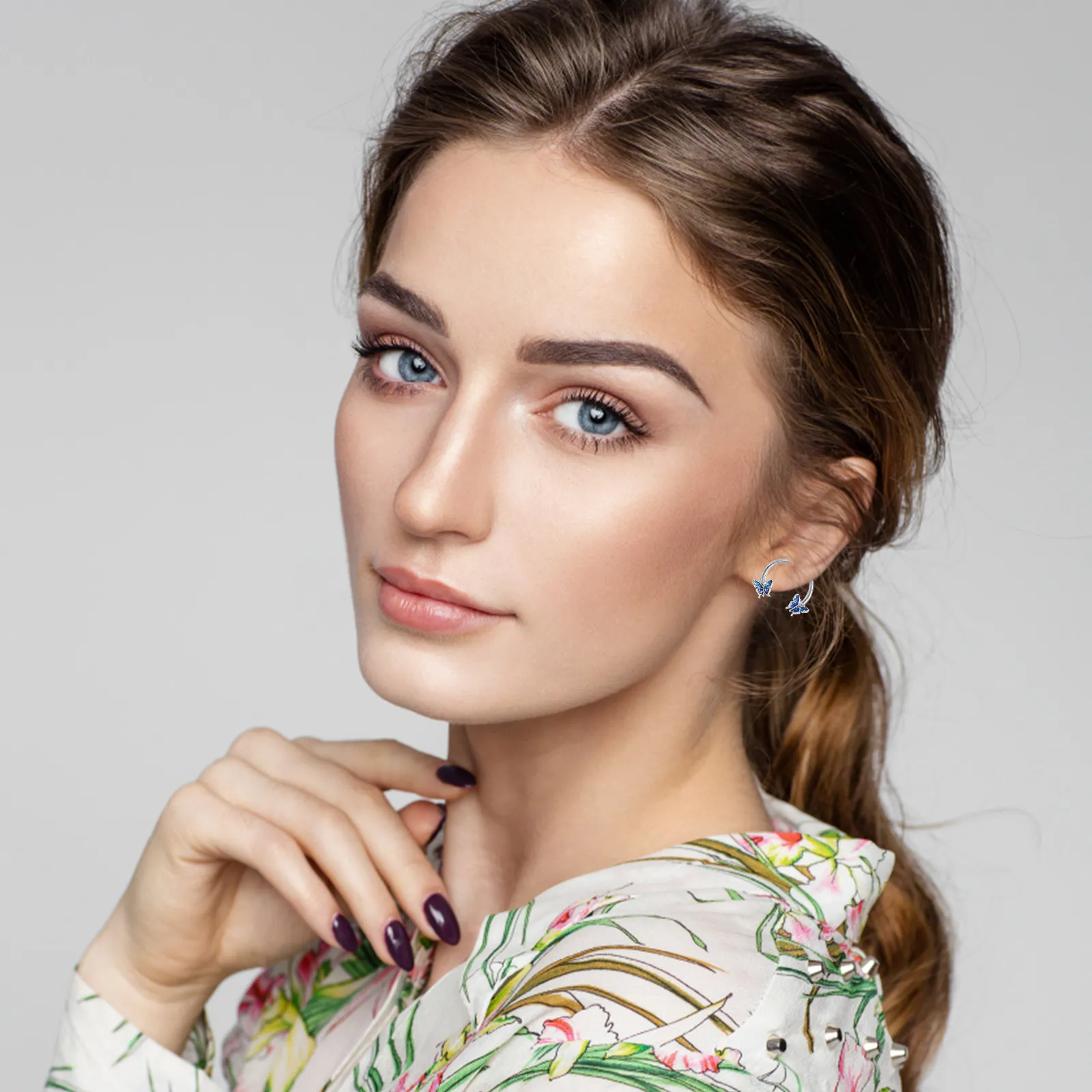 

Набор из 4 минималистичных шикарных серег-подков из нержавеющей стали с бабочками, реквизит для фотосессий, украшения для ушей для девочек