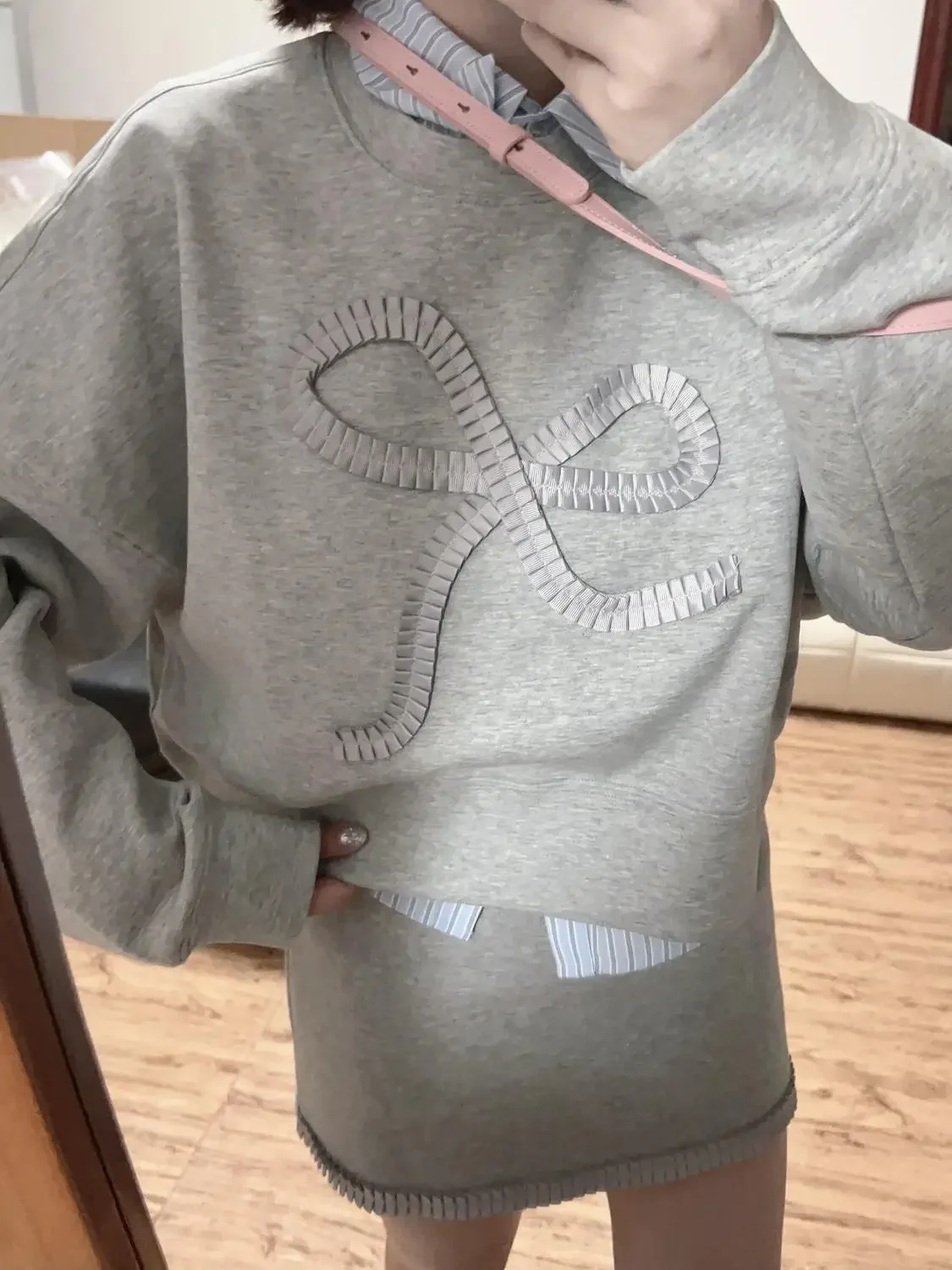 2025 Autunno Nuova moda coreana Set di gonne a tre pezzi Felpa pullover a maniche lunghe o collo + Camicia a righe + Minigonna a linea