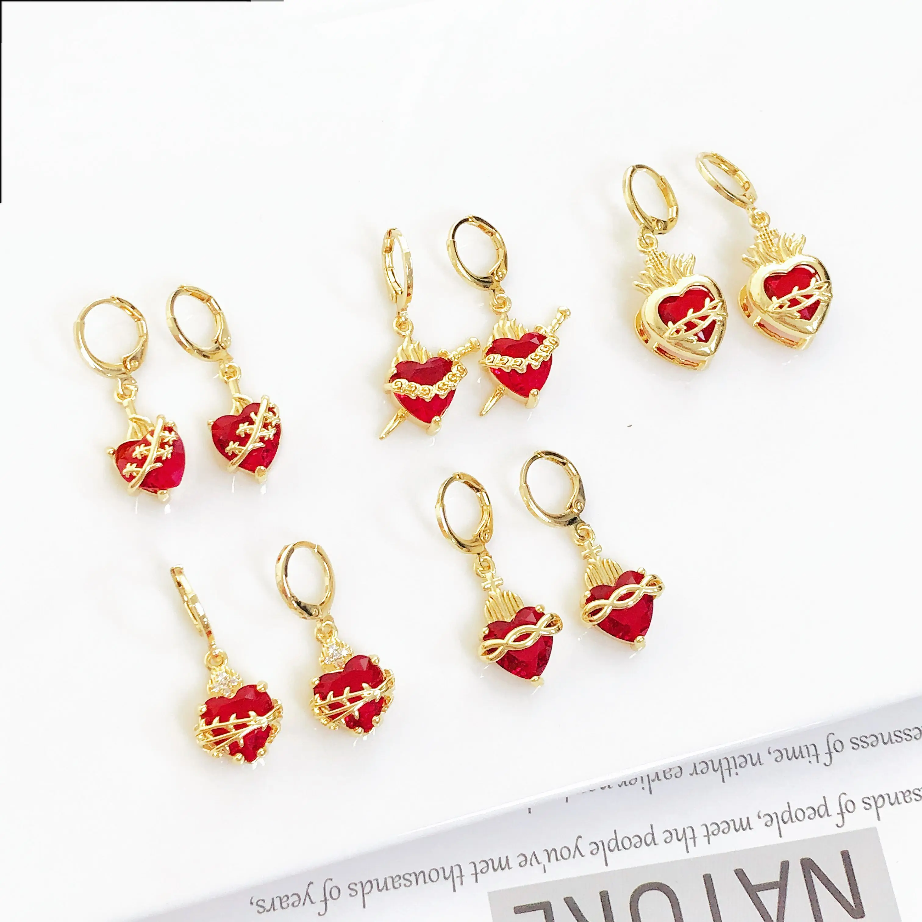 Boucles d'oreilles pendantes en cristal plaqué or en forme de cœur sacré pour femmes et filles, en Zircon cubique rouge, bijoux de prière de fête, offre spéciale